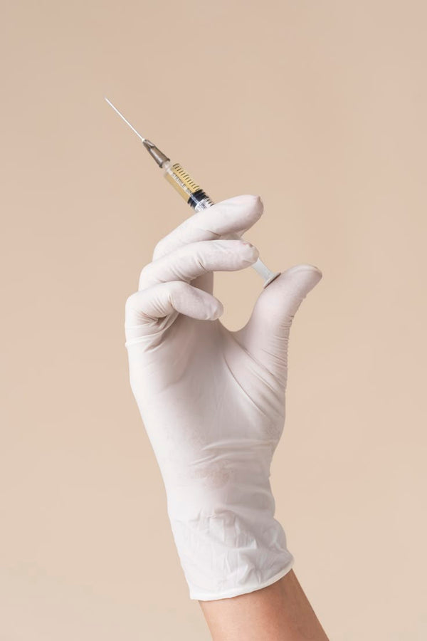 Injection de lèvres vs gloss repulpant : que choisir ?